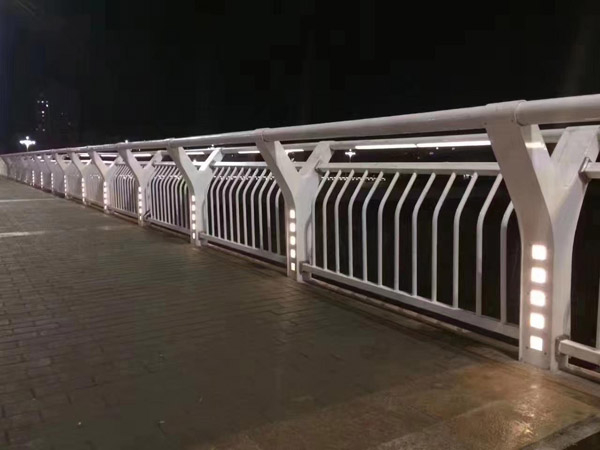 燈光護欄